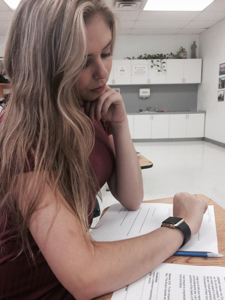 Mckinley+Chittenden+%28Class+of+2020%29+finds+that+using+her+Apple+watch+helps+her+understand+the+new+schedule.+Photo+Credit%3A++Kiara+Baxter